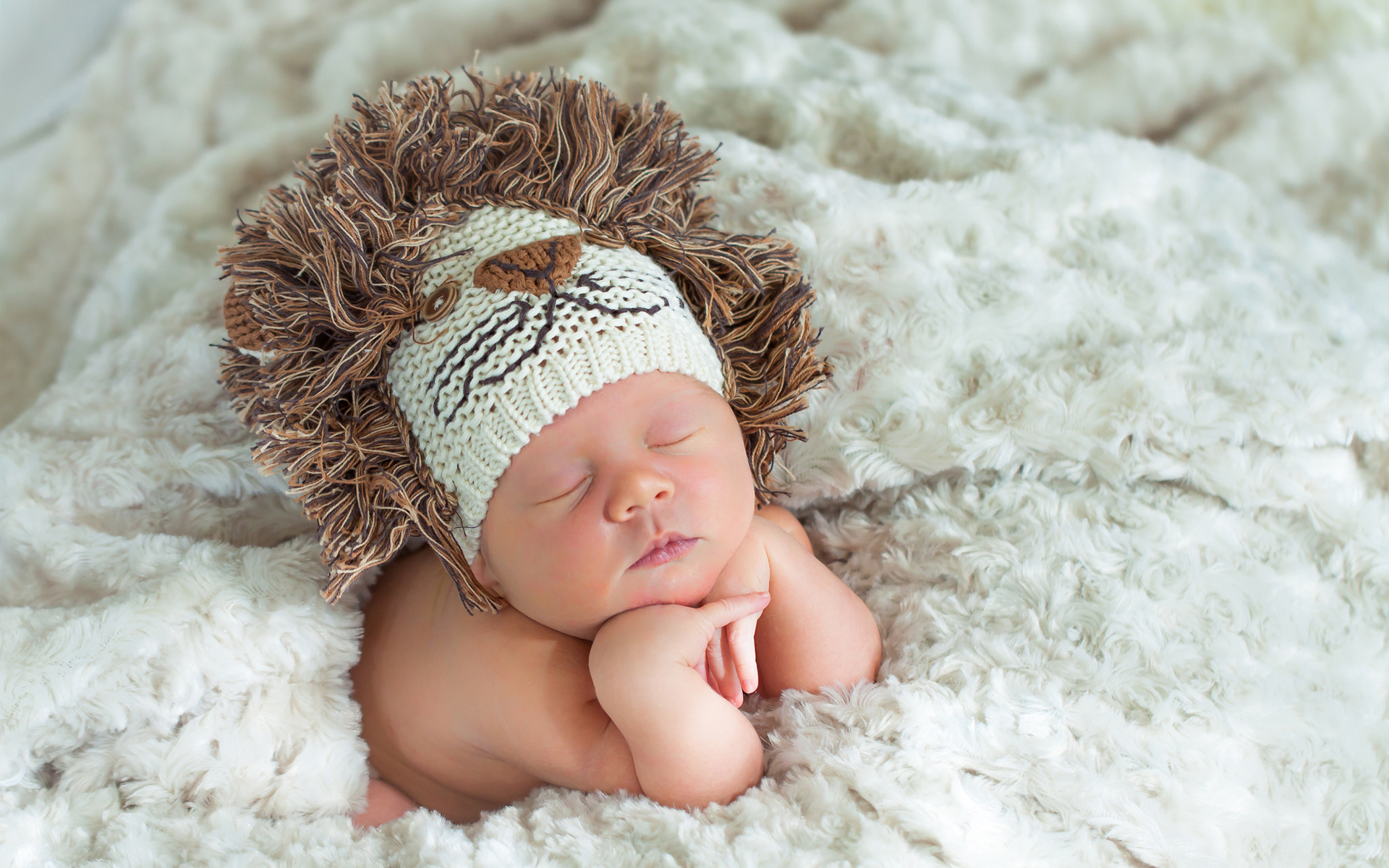 Adorable Baby In Lion Hat HD Photography Wallpaper