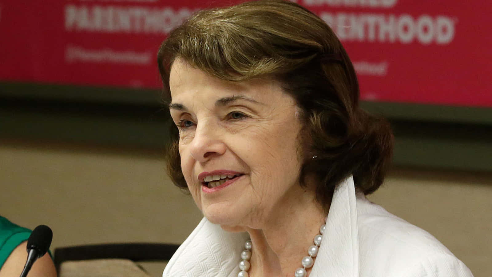 Dianne Feinstein With Pearl Necklace Jbi4bwe3ziut38zt Wallpaper