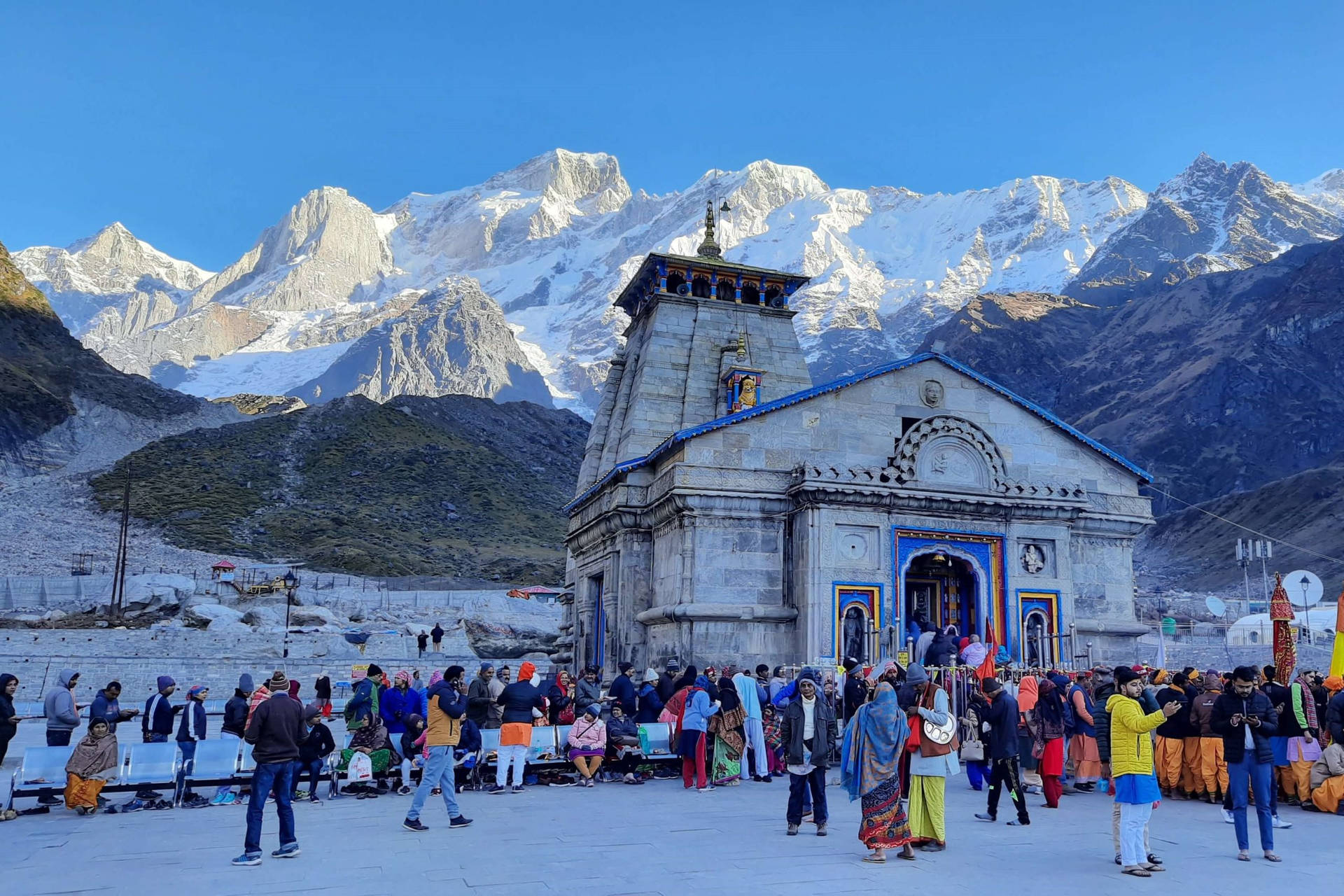 Descargar Fondos De Multitudde Personas En El Templo Kedarnath 4k Wallpaper