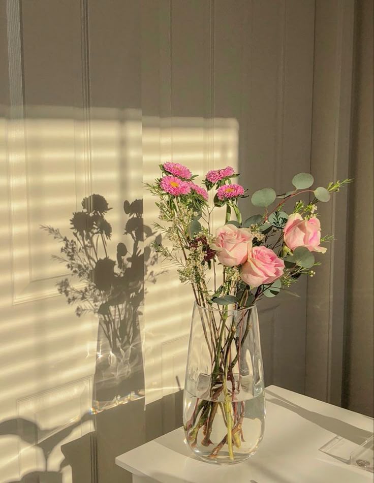 Sweet Minimalistic Flower Bouquet Wallpaper