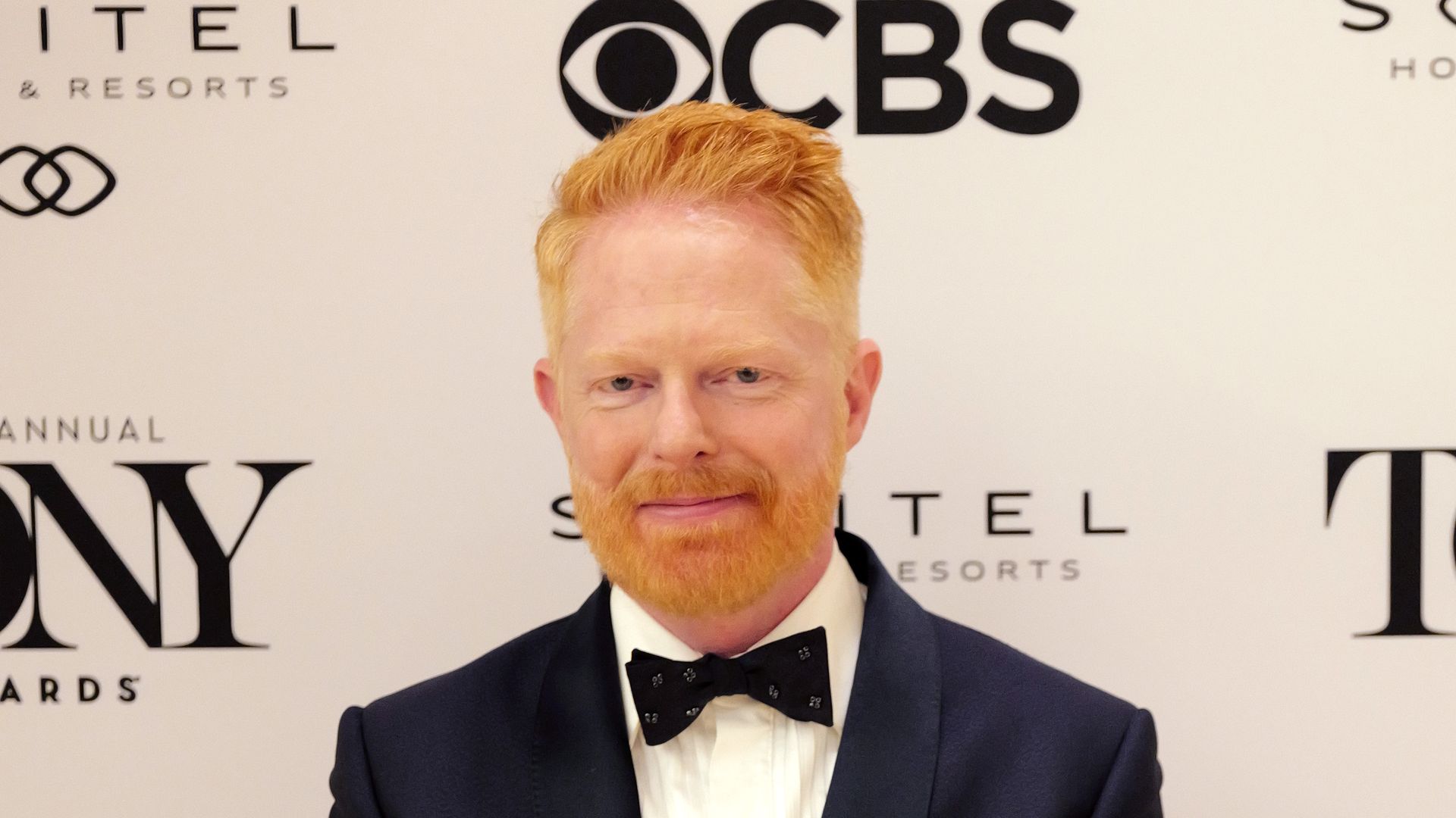 Jesse Tyler Ferguson Sieht Modern Family Als Schutzschild Wallpaper