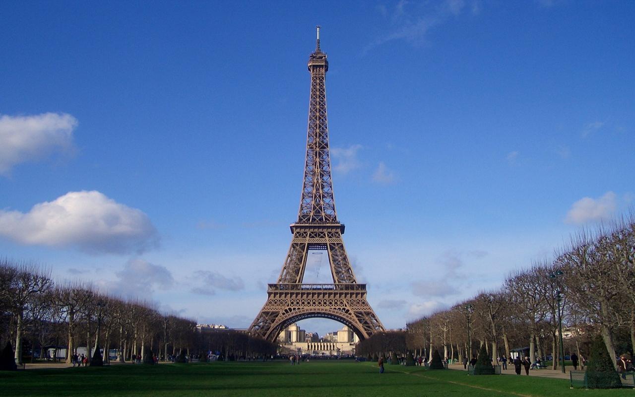 Eiffel Tower Desktop Wallpaper