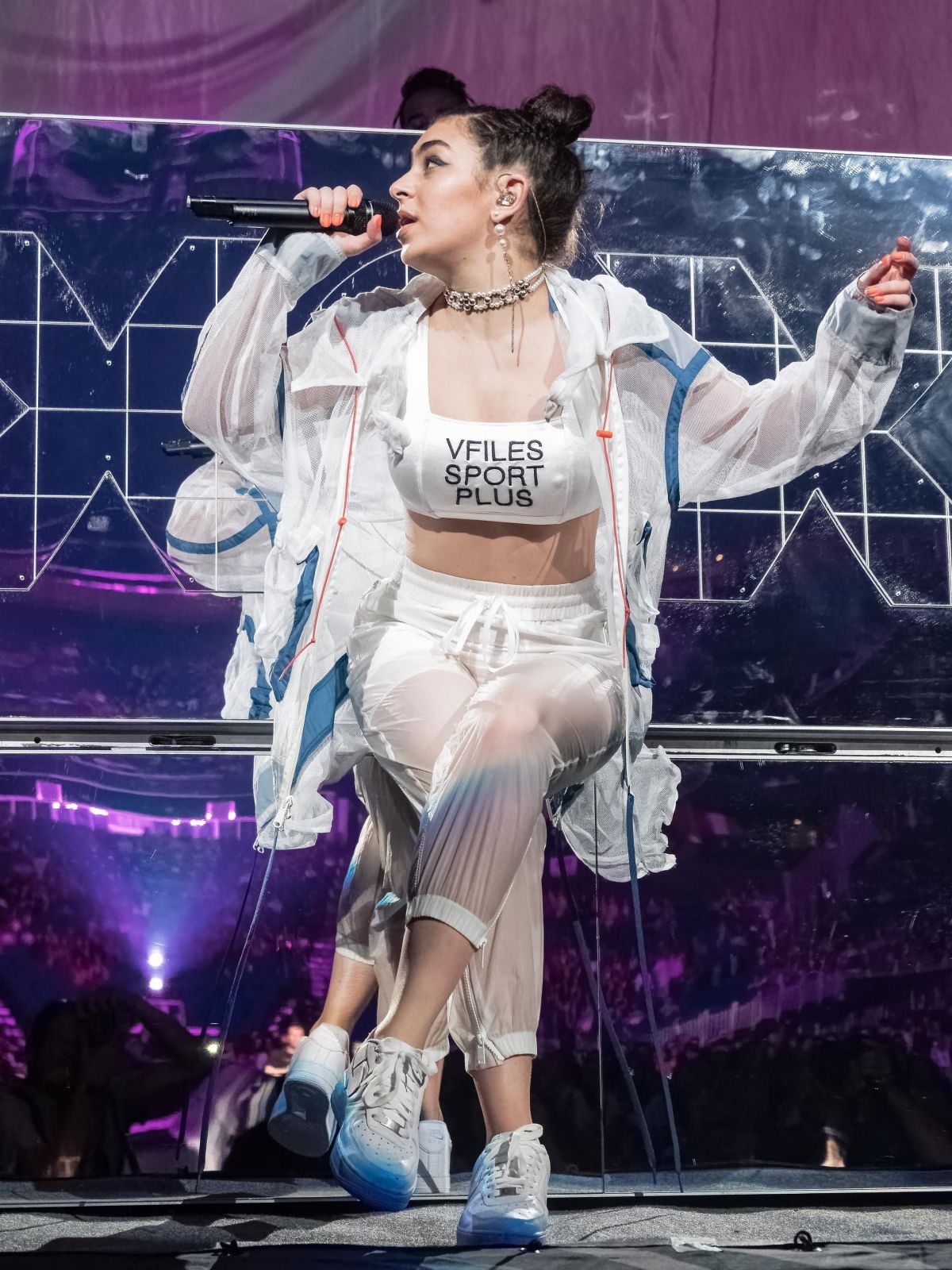 Charli Xcx Performs At A Concert In Orlando Wallpaper