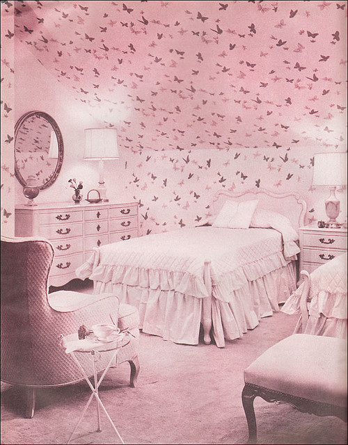 theniftyfiftiesPink bedroom with butterfly wallpaper 1955 500x640