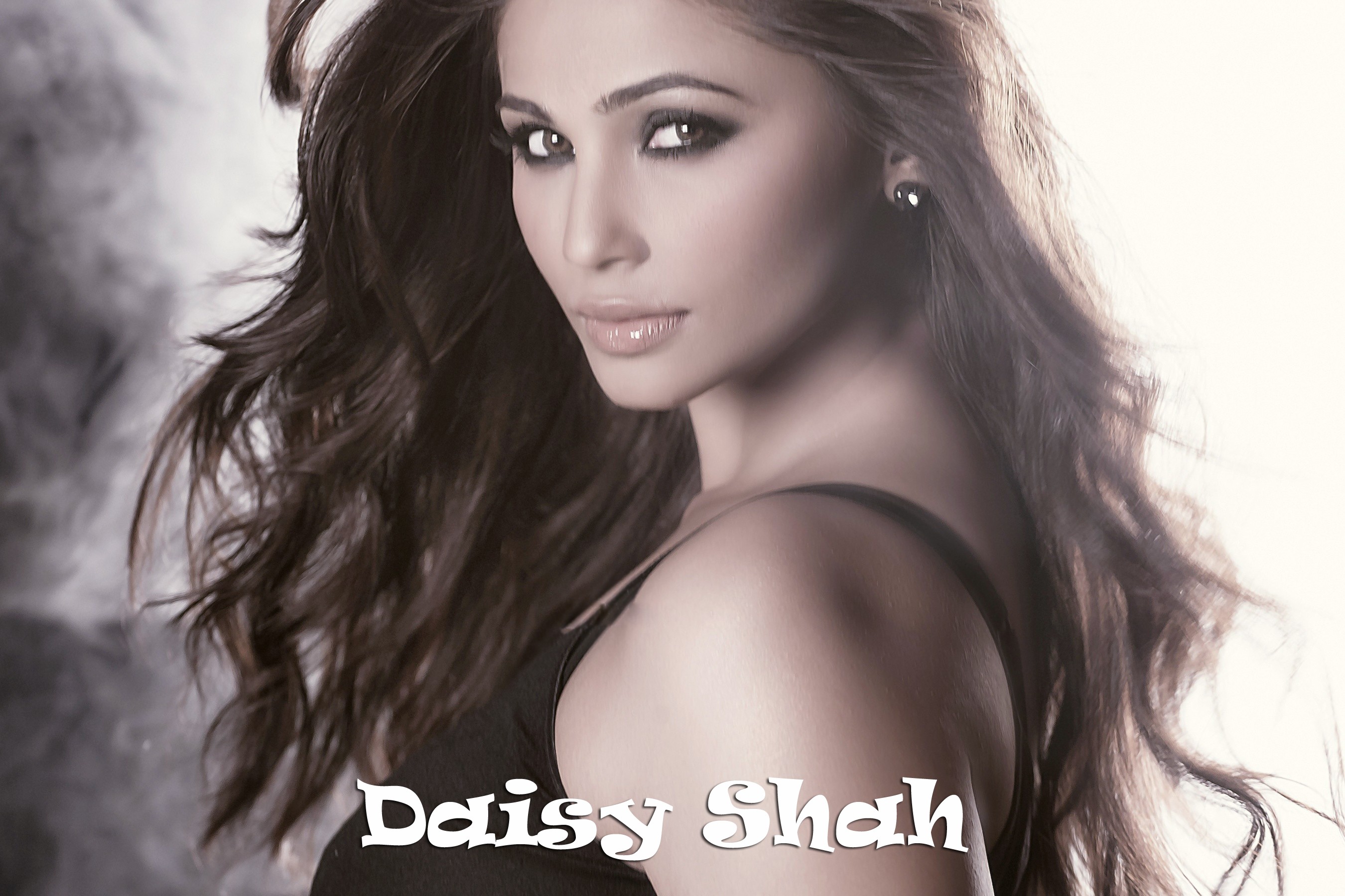 Covers For Daisy Shah Popopics