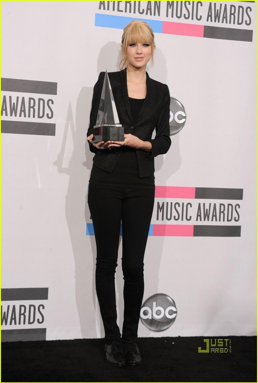 Taylor Swift Amas Performance Video Watch Now Photo