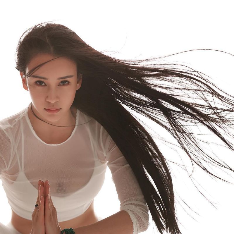 Miya Muqi Kung Fu Yoga Movie Actress Carry Minati