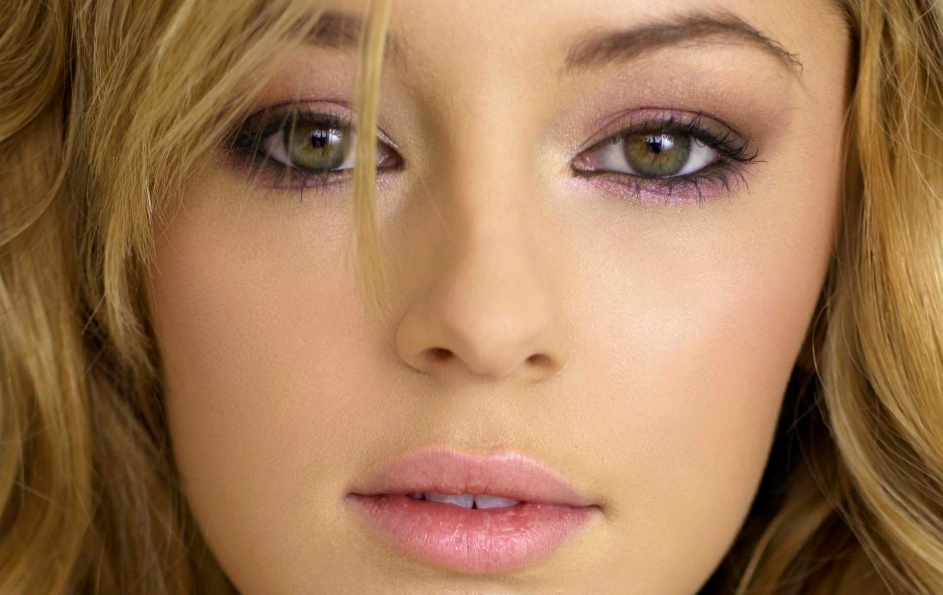 Keeley Hazell Wallpaper