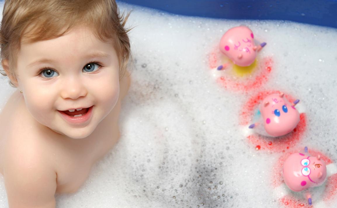 Wallpaper Smiling Crying Babies Cute Baby Girl Takes Bath