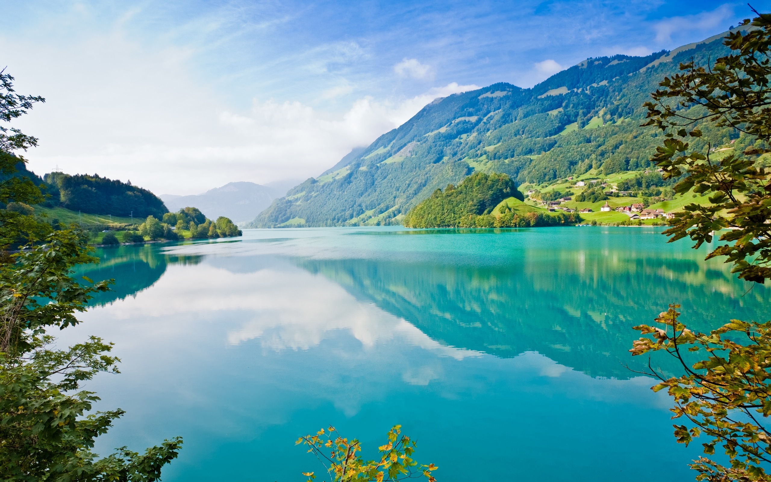 Những bức ảnh về hồ đẹp sẽ khiến bạn thích thú với màu nước xanh thẳm lấp lánh dưới ánh nắng. Quang cảnh sống động và hòa quyện với thiên nhiên sẽ thôi thúc bạn muốn tìm đến những địa điểm đó. 