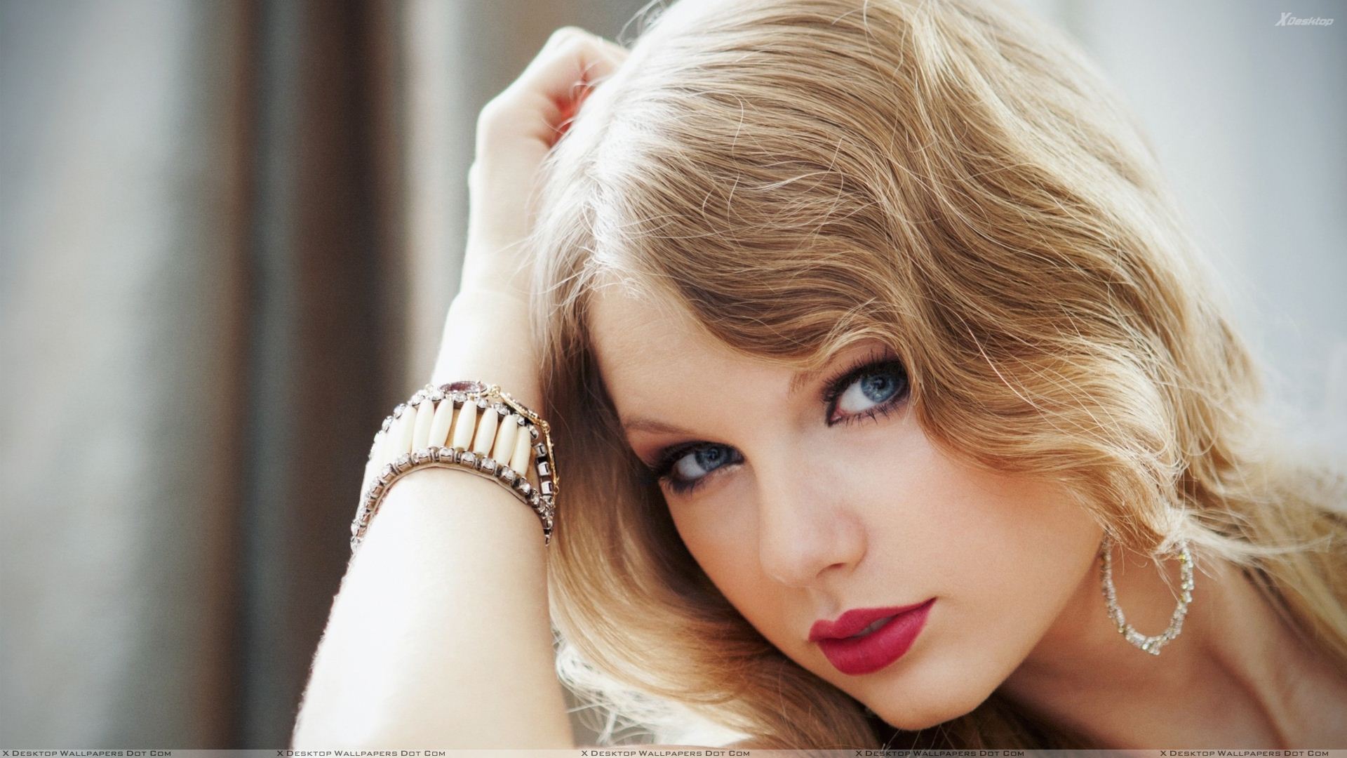 Taylor Swift Red Lips Blue Eyes Cute Face Closeup Wallpaper