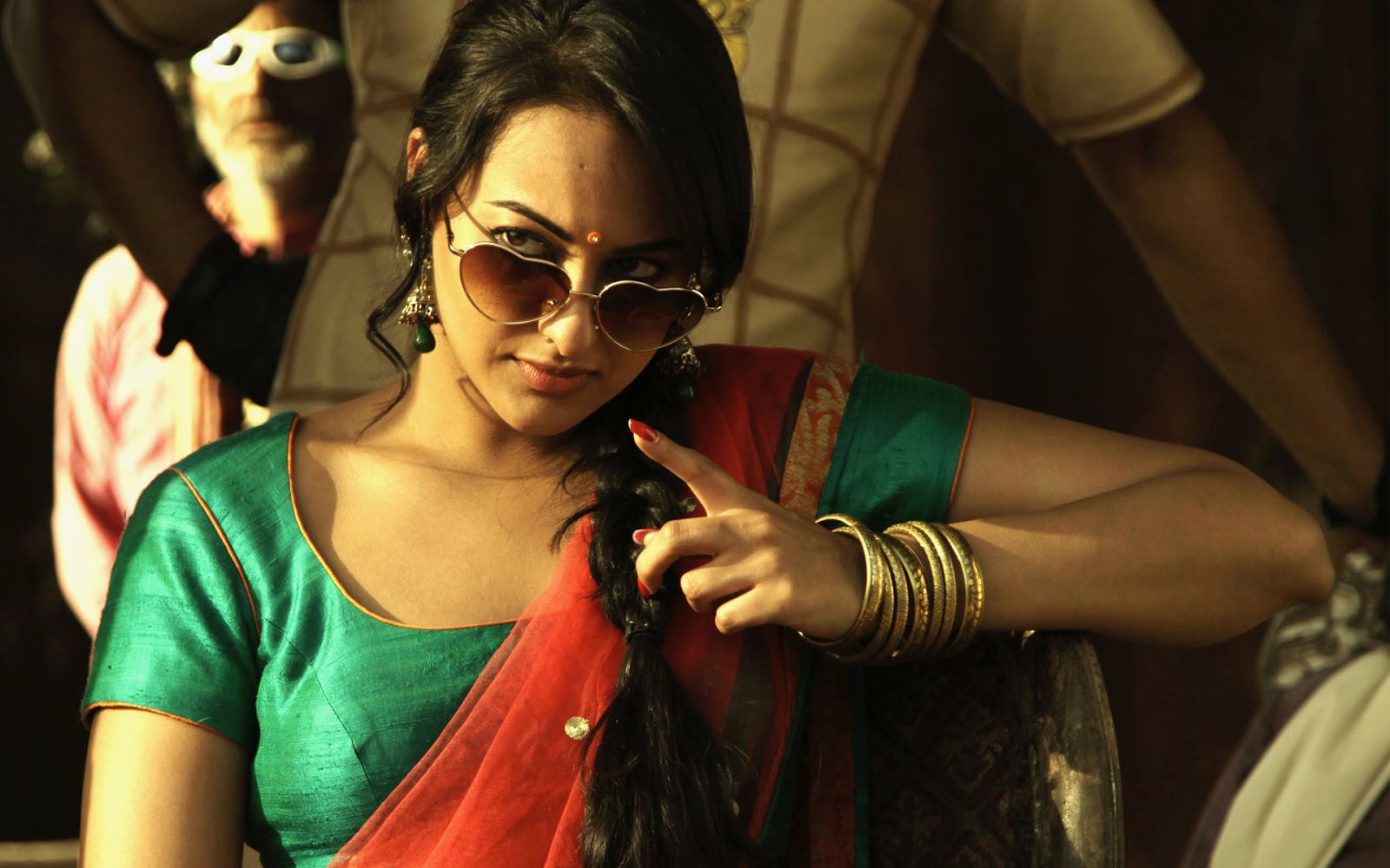 Ravishment Sonakshi Sinha Bollywood Actress HD Wallpaper
