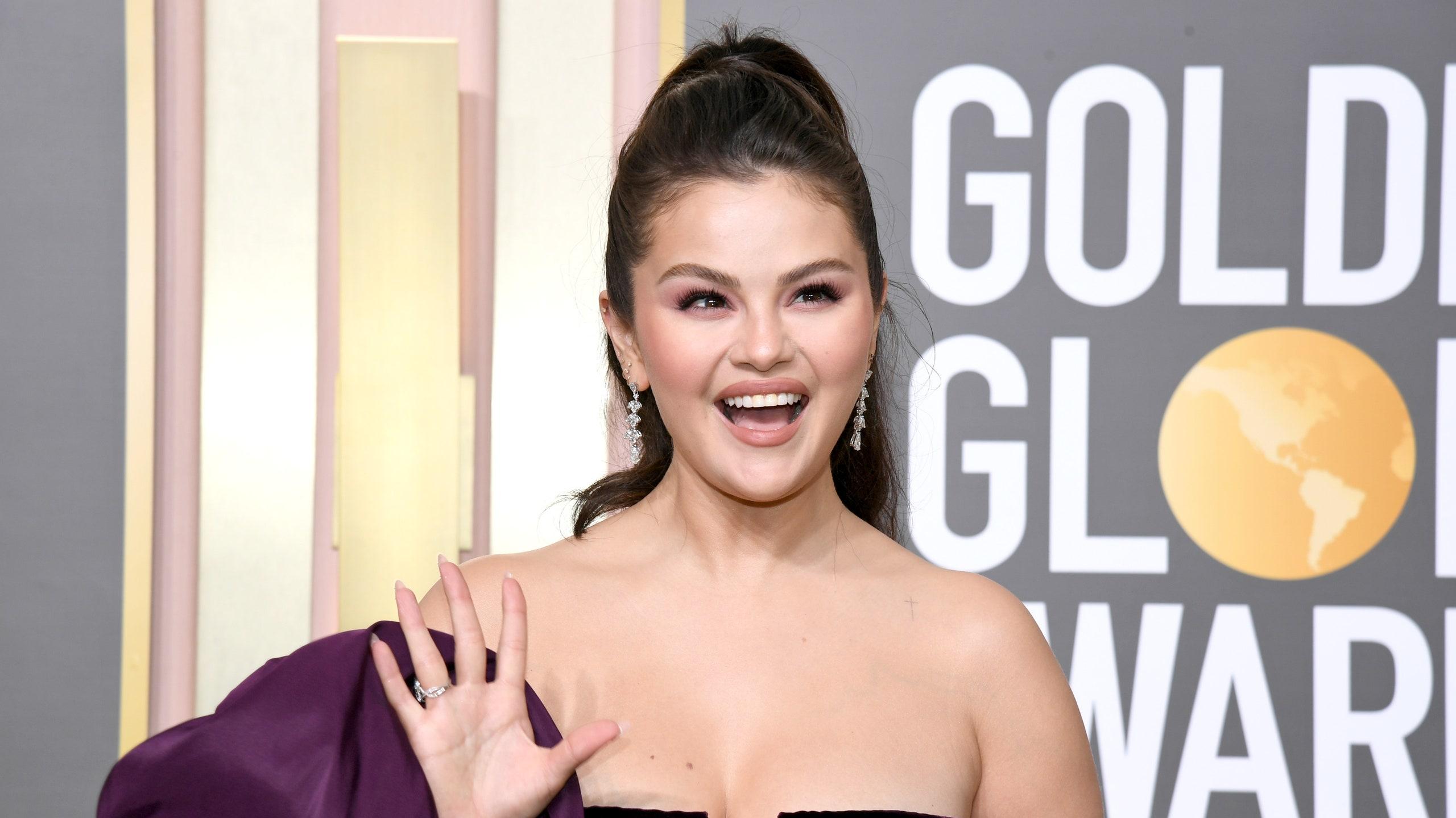 How Selena Gomez S Nail Artist Created Her Crystal Covered Golden
