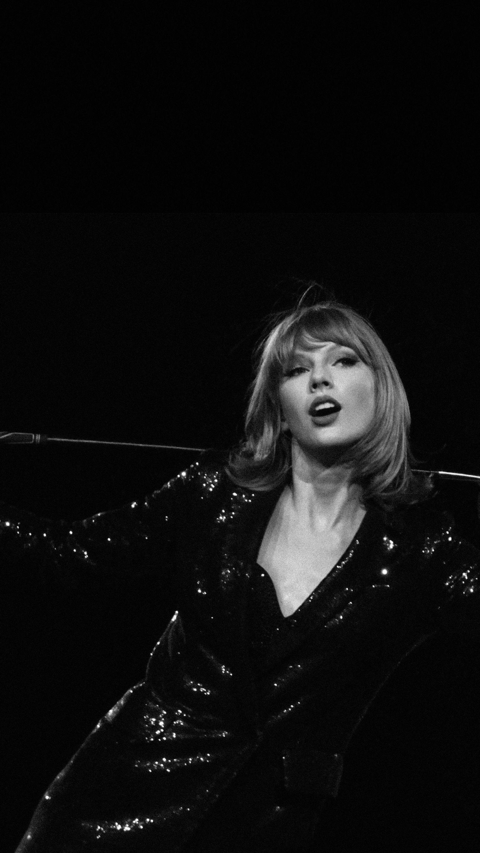 Black And White Taylor Swift Wallpaper