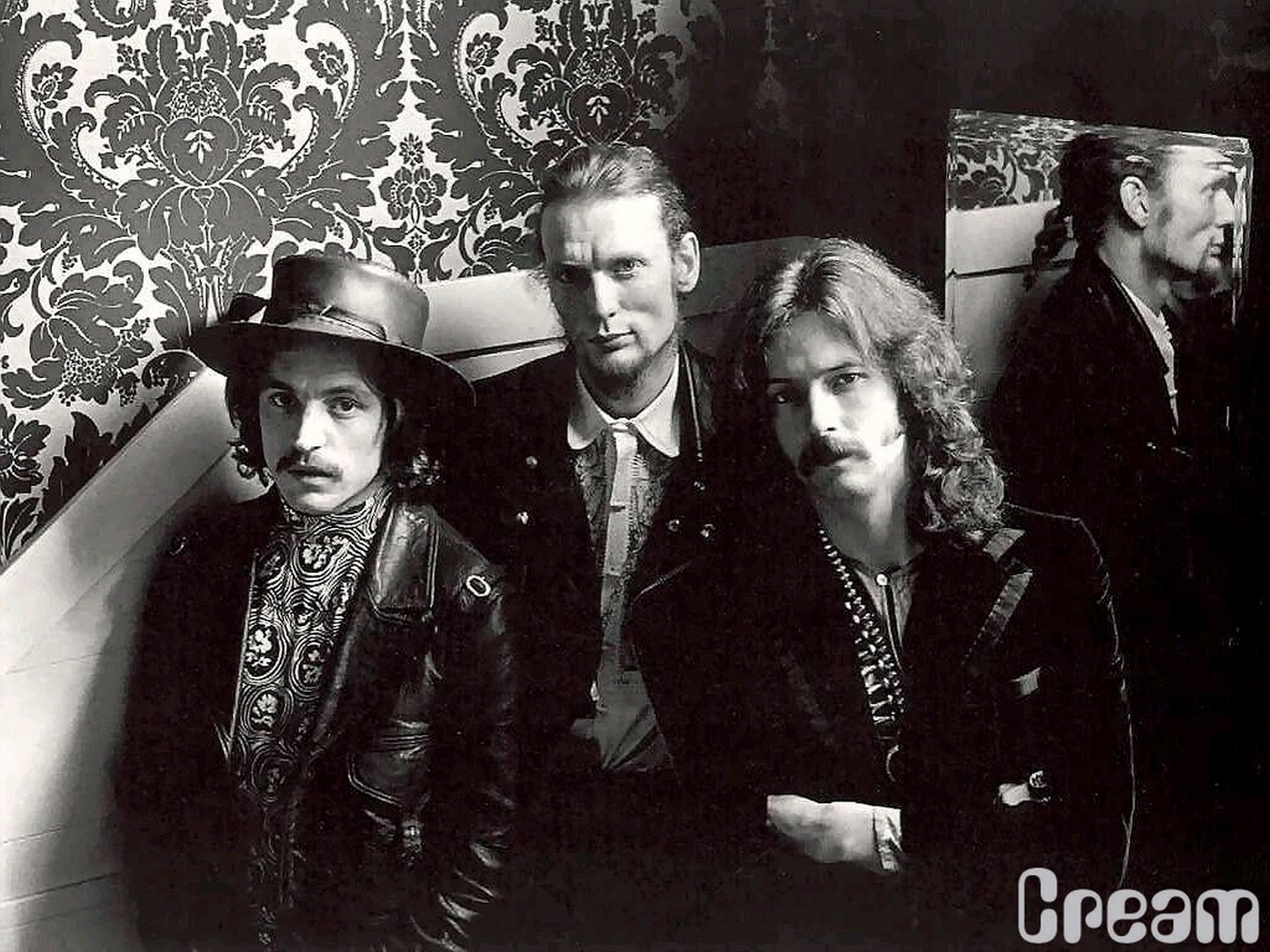 Simply Syndicated cream band wallpaper