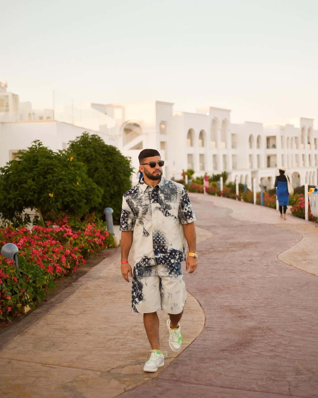 Rising Mma Star Arman Tsarukyan In A Stylish White Wallpaper