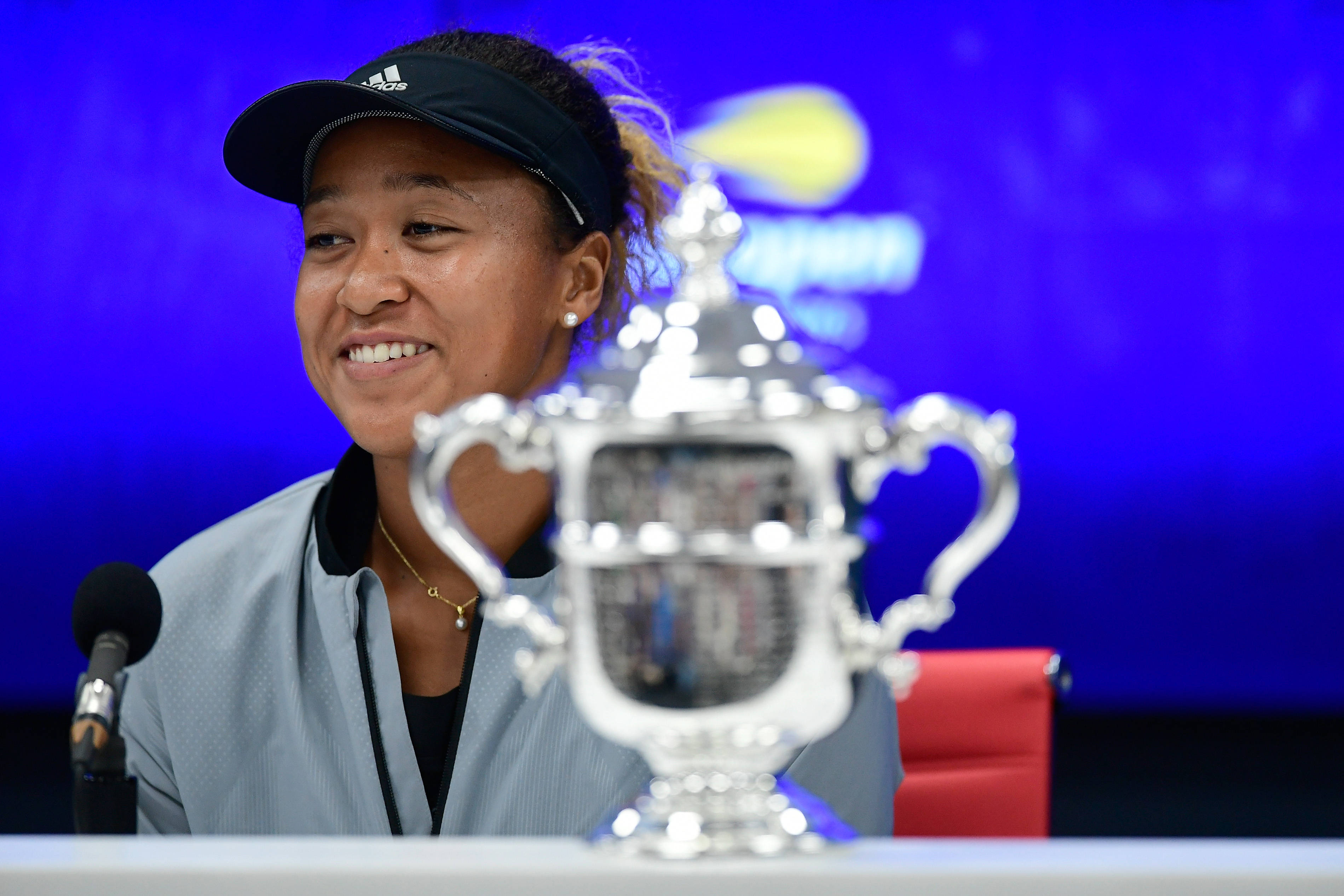 Naomi Osaka Us Open Trophy Wallpaper