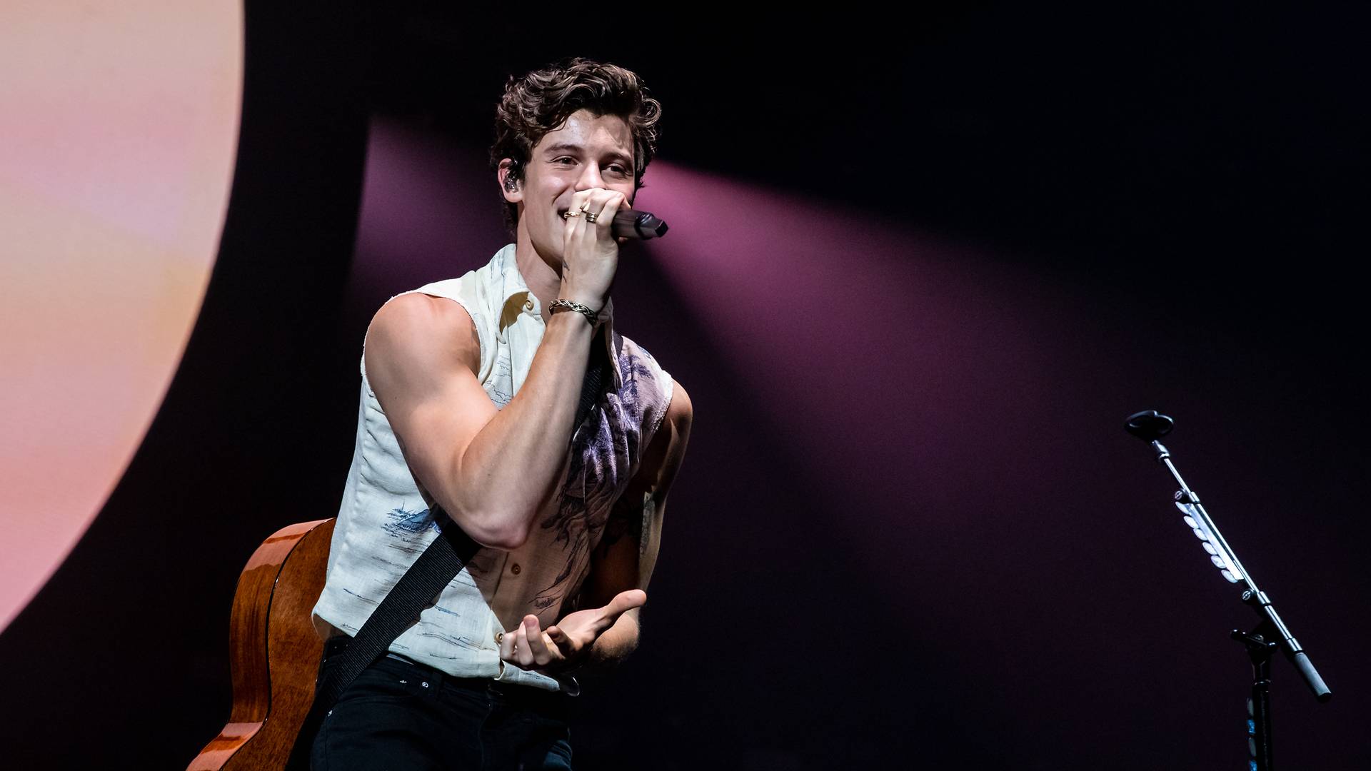 He S Taken But Shawn Mendes Shows That The Perfect Candidate