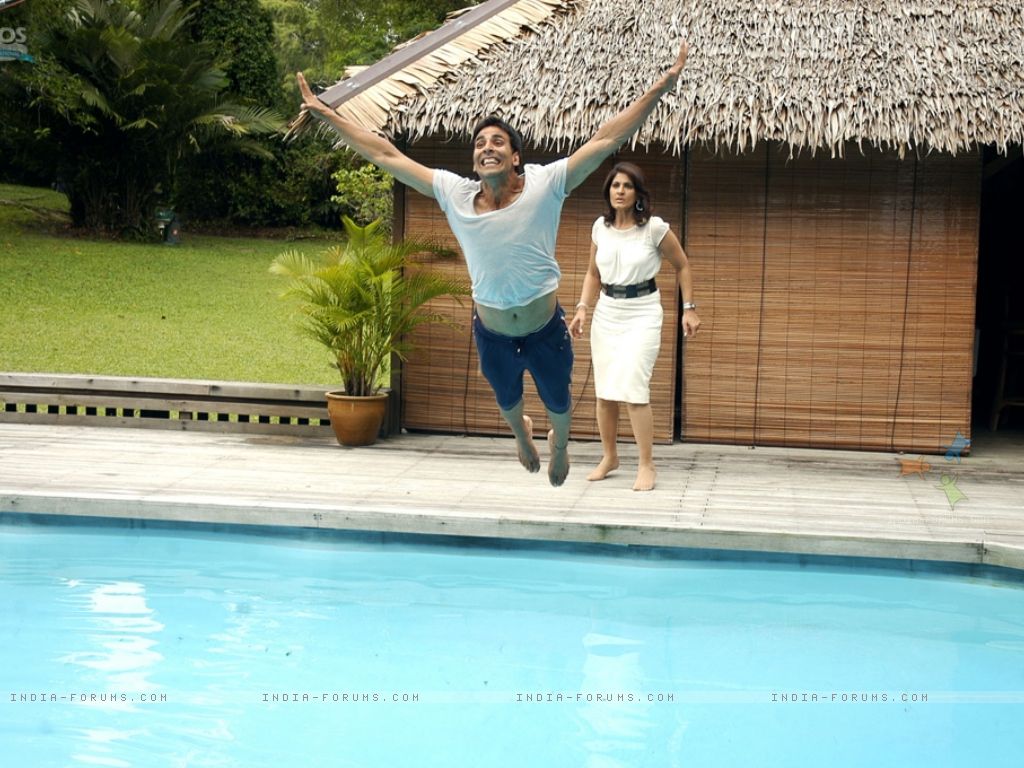 Akshay Kumar Jumping In A Swimming Pool Wallpaper Size
